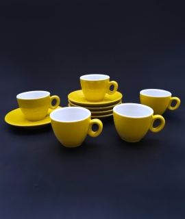 Tasse et sous-tasse jaune